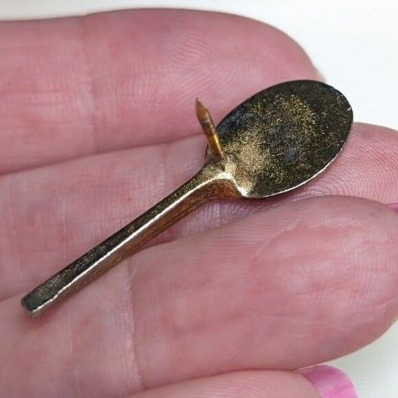Vintage Tennis Racket Lapel Pin Hat Pin Tie Tac - Gold Tone Metal - Picture 3 of 7